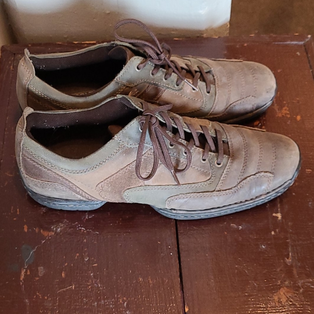 SHOES - Picture 2 of 4